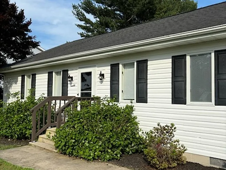 636 Hammond Dr — Photo 2