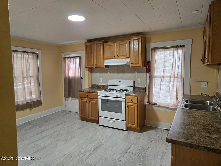 717 Hepburn St — Photo 2