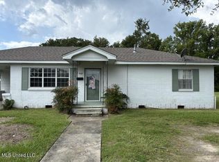 5207 Lakeview Dr, Moss Point, MS 39563