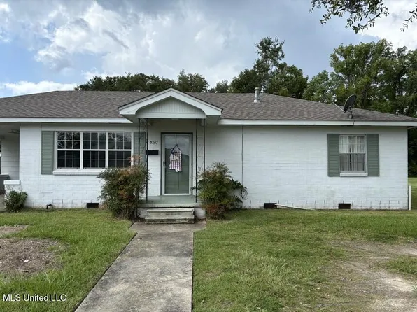 5207 Lakeview Dr, Moss Point, MS 39563