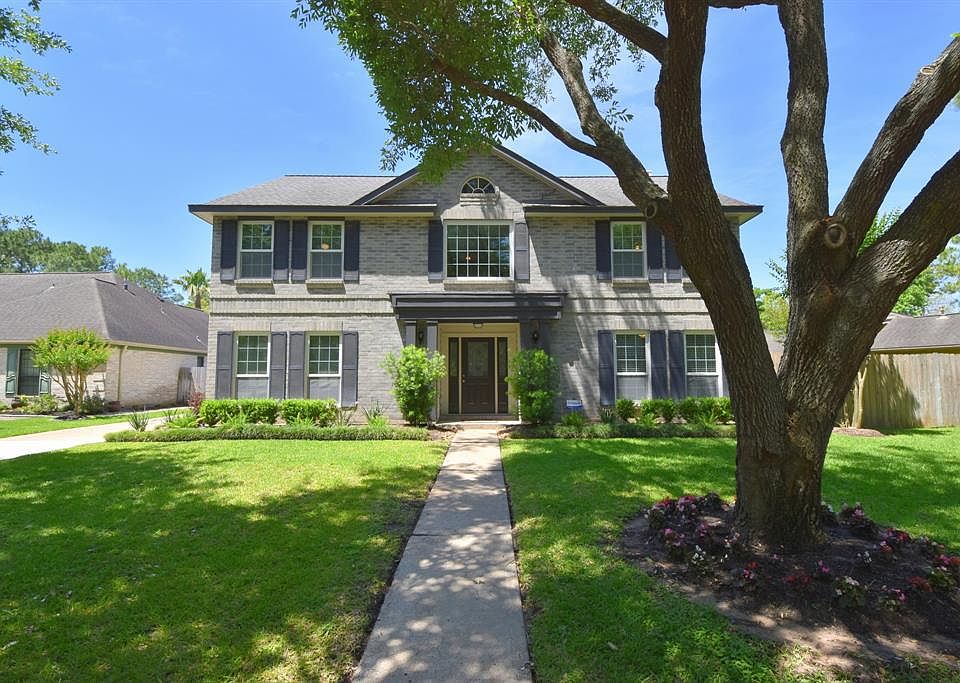 Well lovely home ready for its next owner. The symmetrical style has the perfect balanced appeal.
