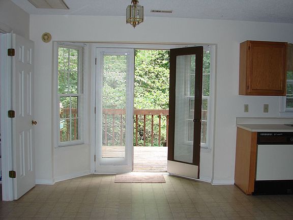 Dinning & exit to deck