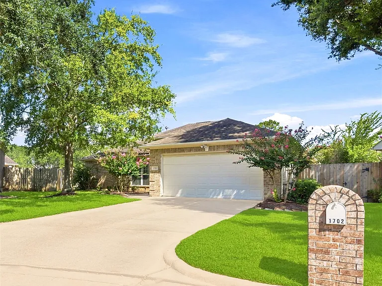1702 Fantasy Woods Dr — Photo 3