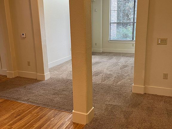 10' Ceilings with an open floor plan.