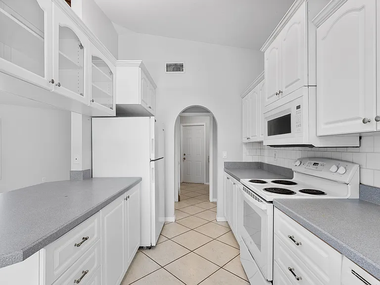 2215 SW 12th Pl — Photo 5