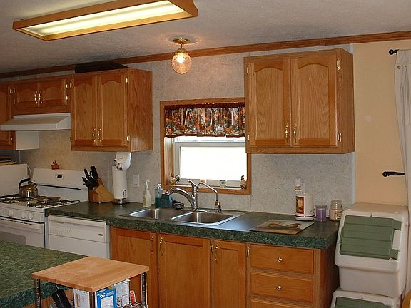 Large Kitchen w/Island