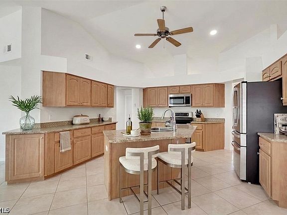 4th image of 2562 SW 27th Pl