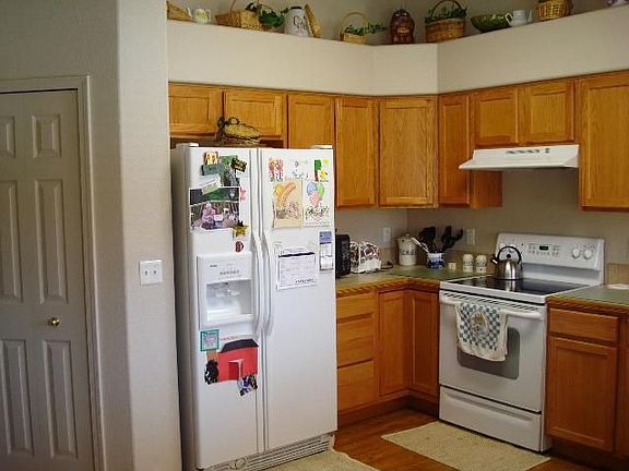 Large kitchen w/plenty of cabinets