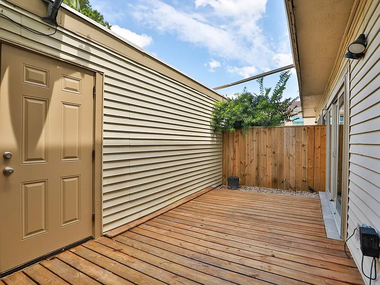 2050 Augusta Dr — Photo 27