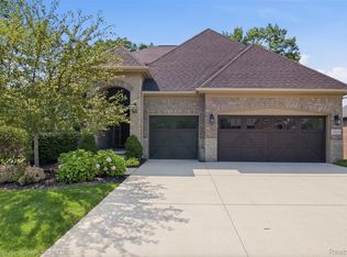 6819 Heirloom Cir, West Bloomfield, MI 48322