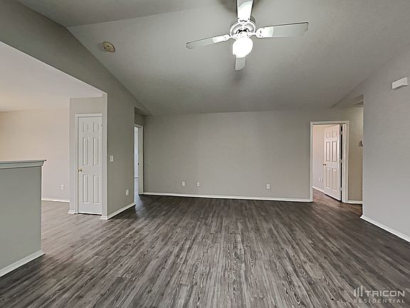 4th image of 953 Willow Creek Dr
