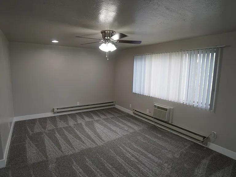 Apartments at 175 Main Street in Farmington — Photo 37