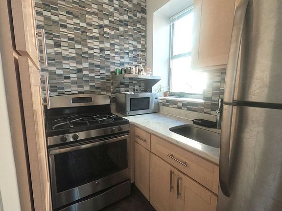 5th image of 405 Manhattan Ave #2F