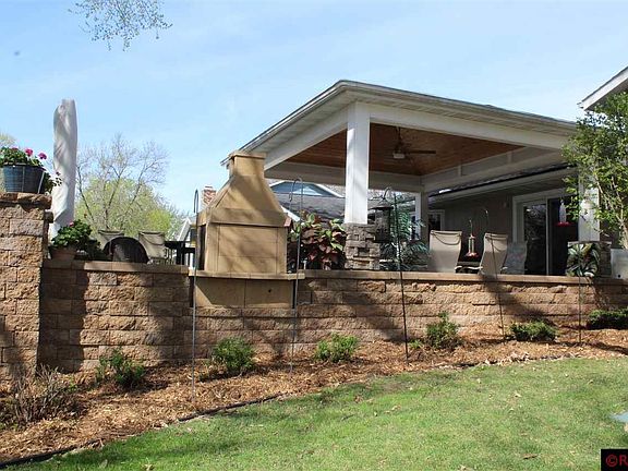 3rd image of 1835 Crestview Dr