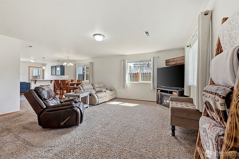 4th image of 200 W Pleasant Avenue