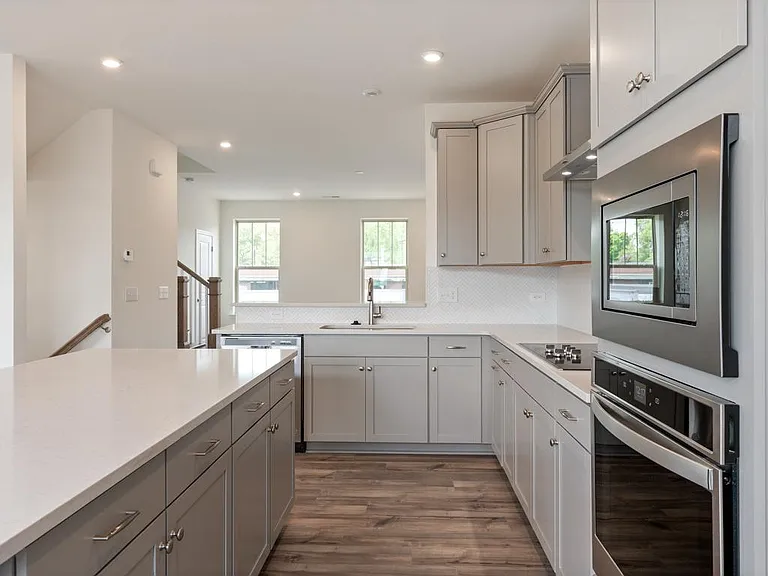 2923 W Trade St — Photo 8
