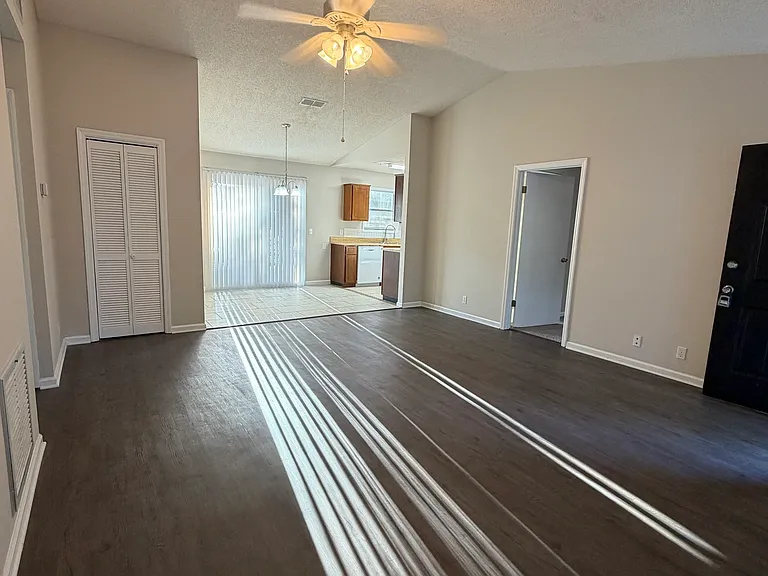107 Pineneedle Cir — Photo 3
