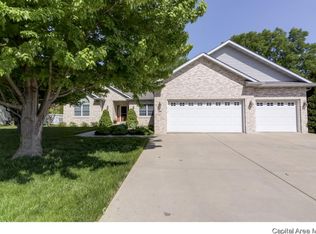 216 Manor Hill Dr, Chatham, IL 62629
