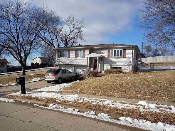 10636 Nicholas St, Omaha, NE 68114