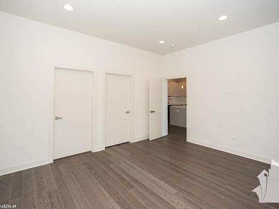 3rd image of 858 N Franklin St #228