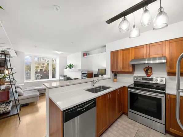 3727 W 10th Ave #301, Vancouver, BC V6R 2G5