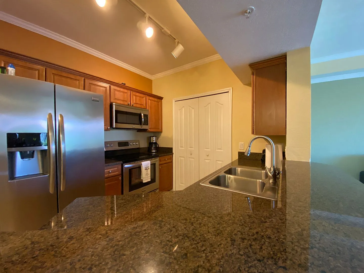 Annual Rental - Furnished 1 Bed / 1 Bath With Lake View At Positano — Photo 4