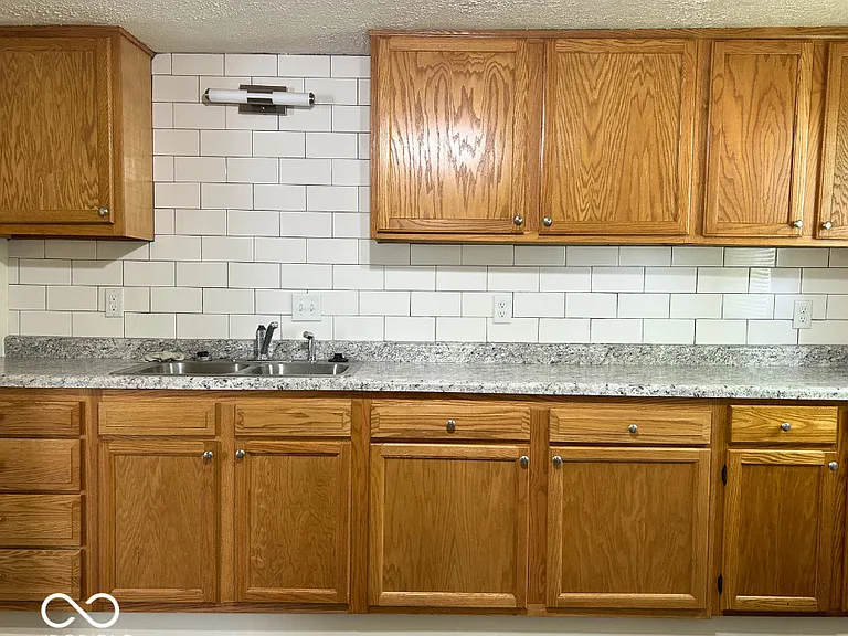 814 Powell St — Photo 7