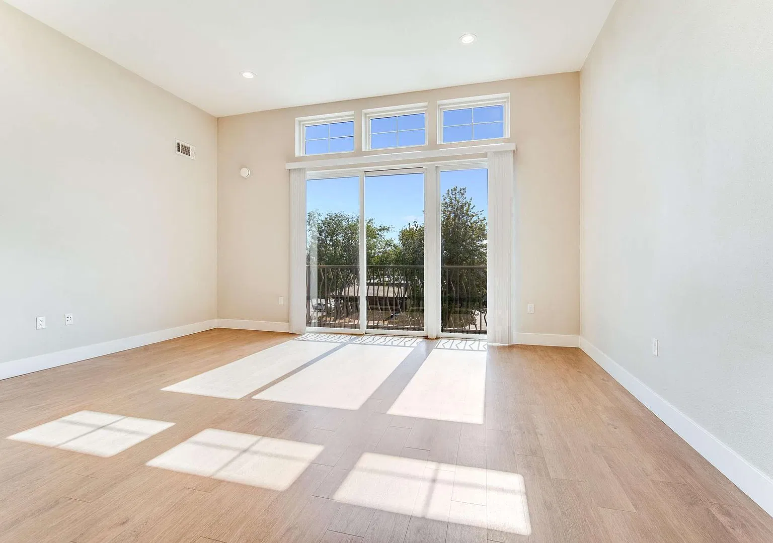 Newer Spacious Condo Style Campbell Apartment — Photo 4