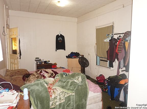 4th image of 823 Essex St