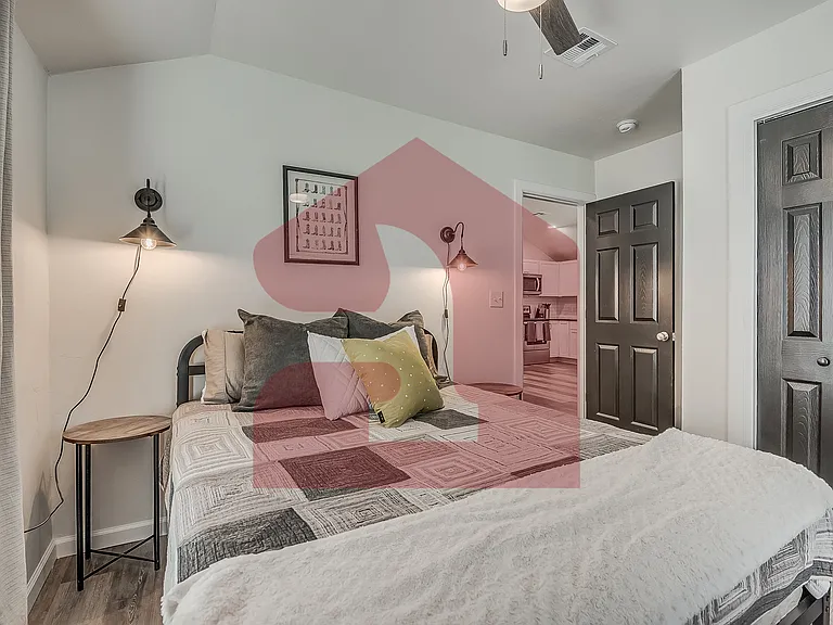 208 E Mosier St — Photo 55