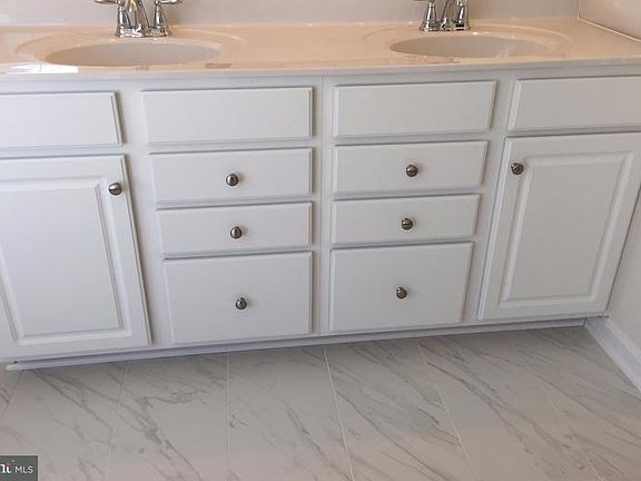3rd image of 102 Hanoverian Ct