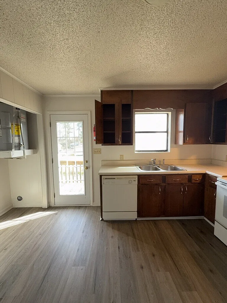 2 bed, 1.0 bath, $1,095 — Photo 4