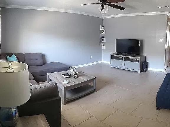4th image of 4624 Parkoaks Dr APT 12