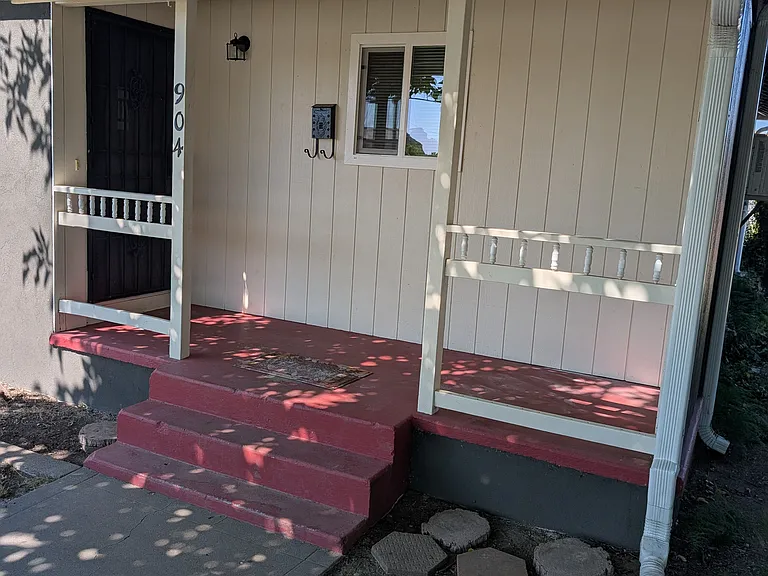 904 East St — Photo 2