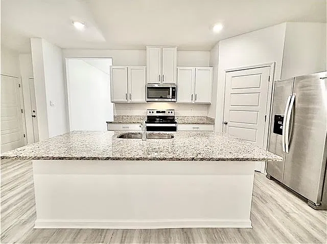 5 bed, 3.0 bath, 2016 sqft, $2,000 — Photo 3