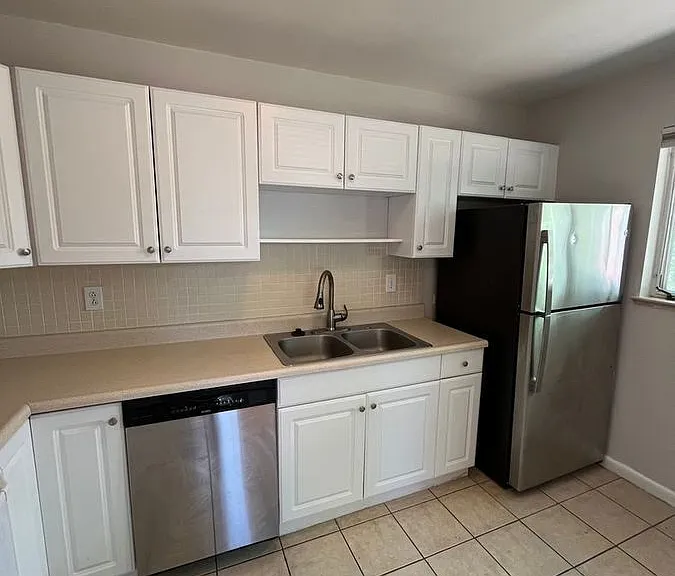 2435 S Corona St — Photo 7