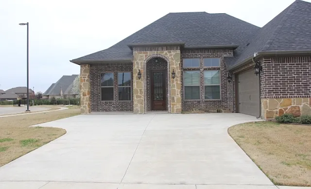 2113 Clive Dr — Photo 1