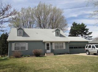 827 Highland Dr, Hastings, NE 68901