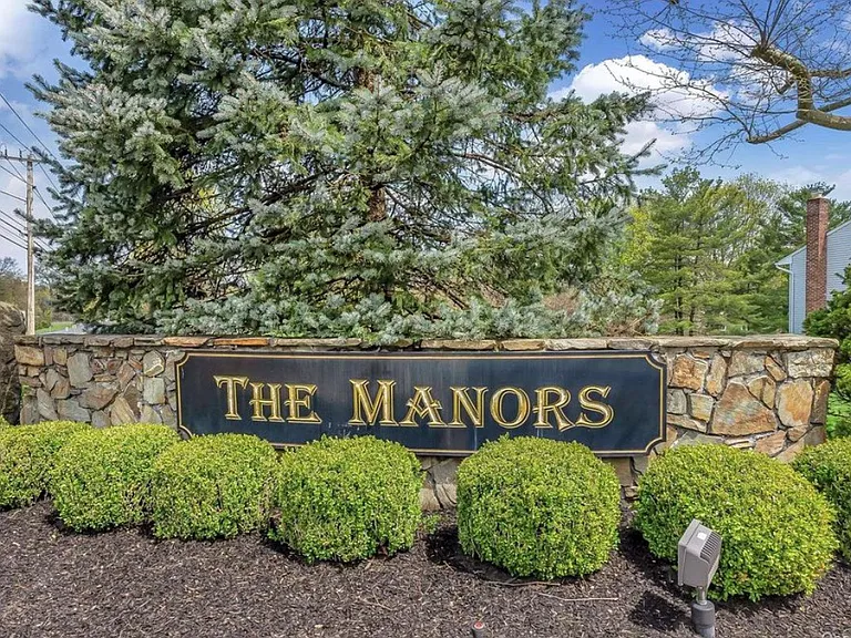 5 Manors Dr — Photo 1
