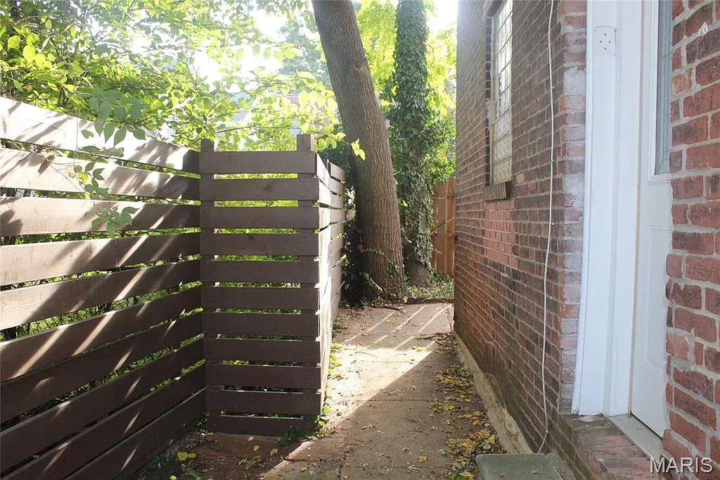 3 bed, 2.0 bath, 1863 sqft, $2,000 — Photo 4