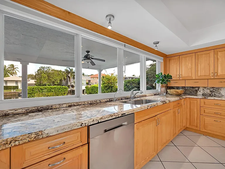 2427 Sea Island Dr — Photo 17