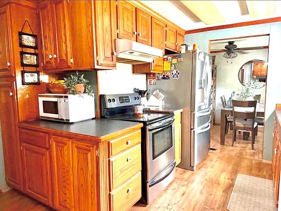 4th image of 360 Oak St
