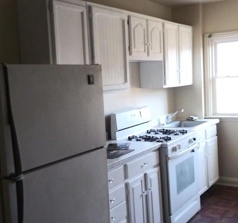 2nd image of 2933 Liberty Pkwy #A