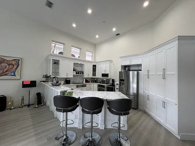 4 bed, 4.0 bath, 3064 sqft, $13,995 — Photo 3