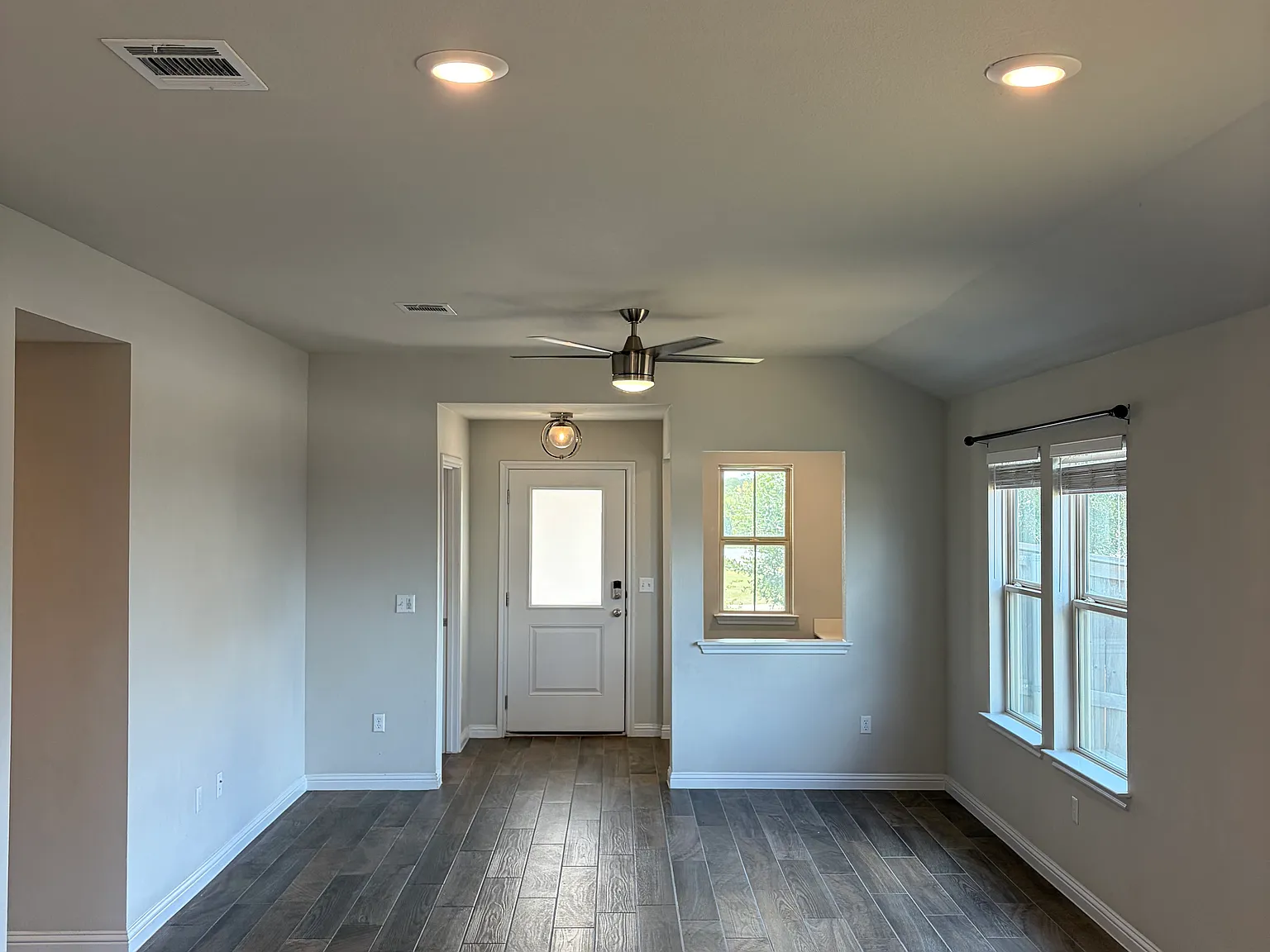 3 bed, 1290 sqft, $2,100 — Photo 4