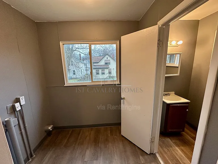 435 Windsor St — Photo 7