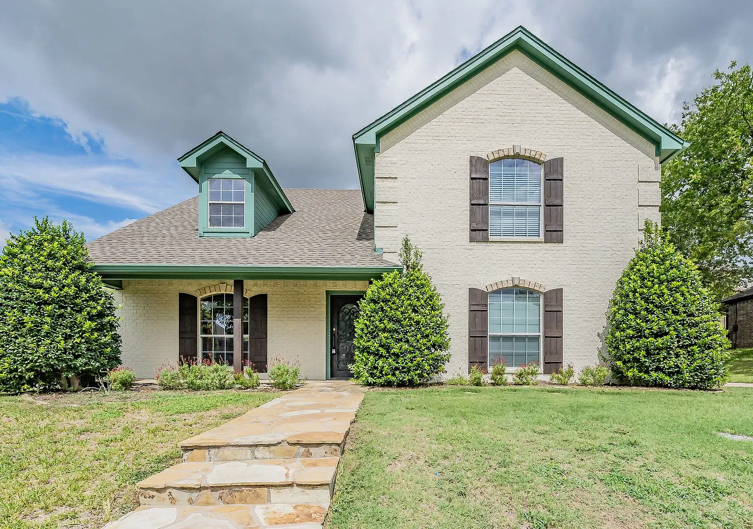 Beautiful 3 Bedroom Home in Lost Creek — Photo 1