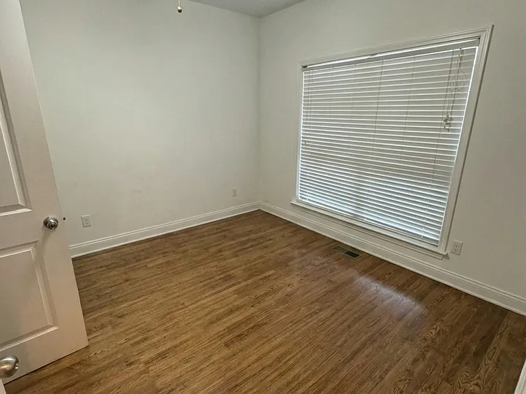 1433 E Broad St — Photo 10