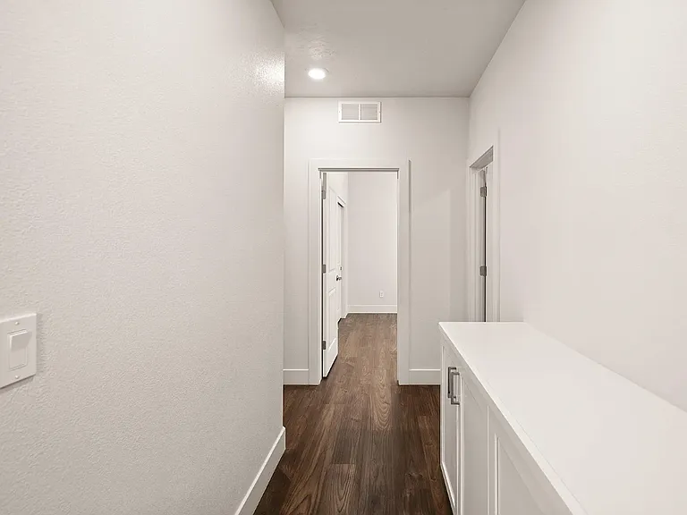 5368 S Snowden Ave — Photo 11