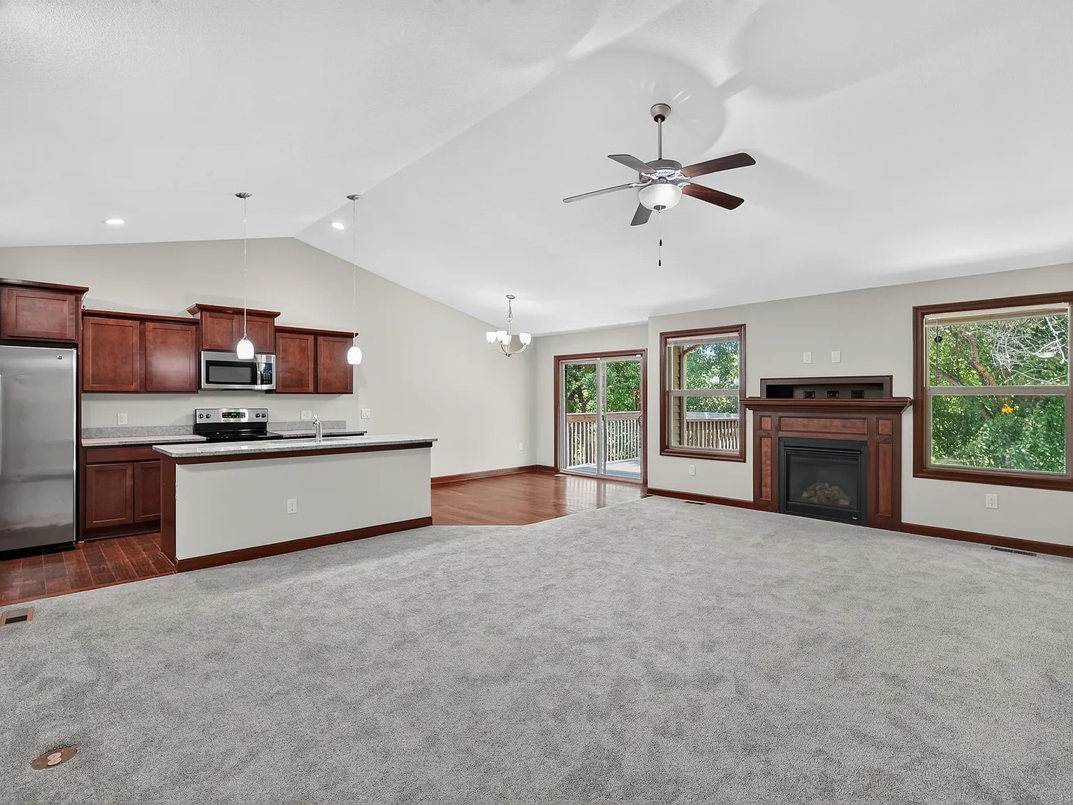3 bed, 2.0 bath, 1407 sqft, $2,200 — Photo 3